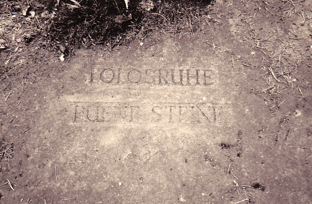 Ritterstein Nr. 238 "Lolosruhe Fuenf Steine" an der Schänzelstraße (1993)