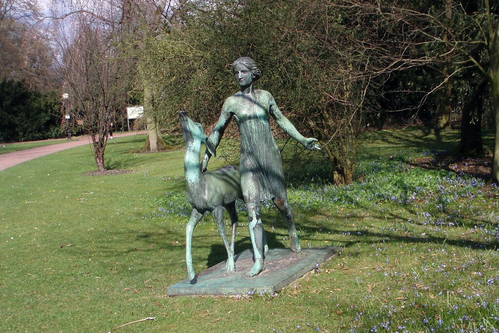 Die Figurengruppe "Mädchen mit Reh" im Botanischen Garten in Köln-Riehl (2013), eine Bronzeskulptur von Hans Wildermann.