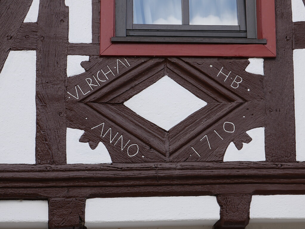 Detailansicht mit der Inschrift im Fachwerk des Hauses Stienes in der Ringstraße 20 in Hottenbach (2021)