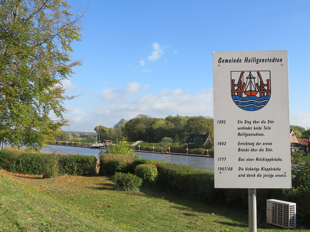 Informationstafel der Gemeinde zur Geschichte der Brücken-Verbindung beider Teile von Heiligenstedten über die Stör (2018)