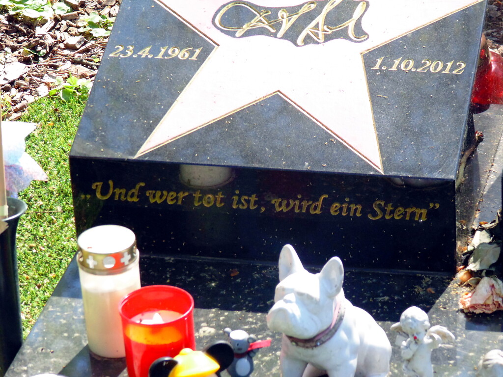 Der Grabstein des Schauspielers und Komikers Dirk Bach (1961-2012) auf dem Melatenfriedhof in Köln-Lindenthal mit der Inschrift: "Und wer tot ist, wird ein Stern" (2020).