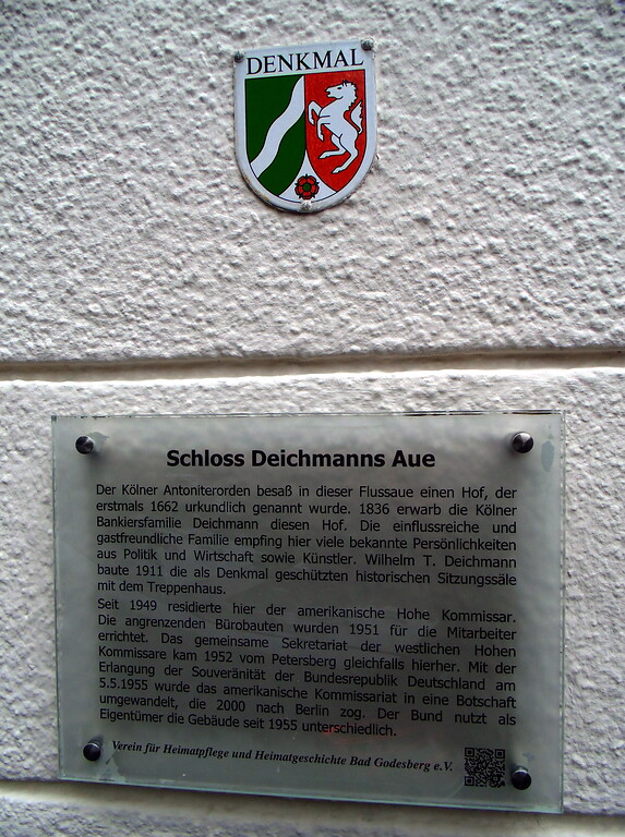 Denkmalplakette und Informationsschild zur Historie des Schlosses Deichmannsaue neben der Hauptpforte in Bonn-Rüngsdorf (2020).