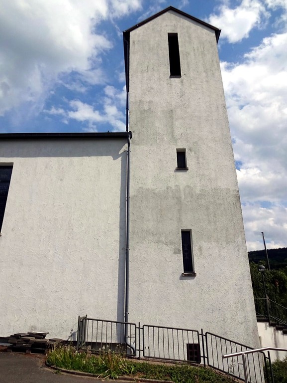 Turm der katholischen Pfarrkirche "Maria Himmelfahrt" in Nonnweiler-Braunhausen (2016).