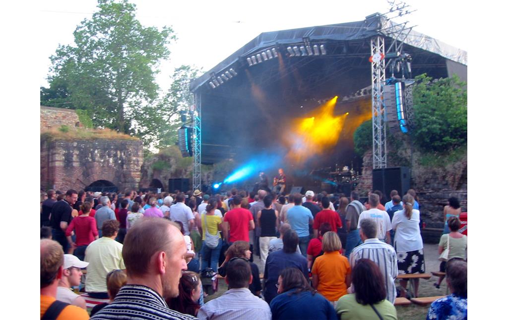 Open Air-Konzertveranstaltung auf dem Gelände der Trierer Kaiserthermen (2005): Die Band 'The Hooters' spielt auf einer Bühne, die im früheren Bereich der antiken Bäder steht.