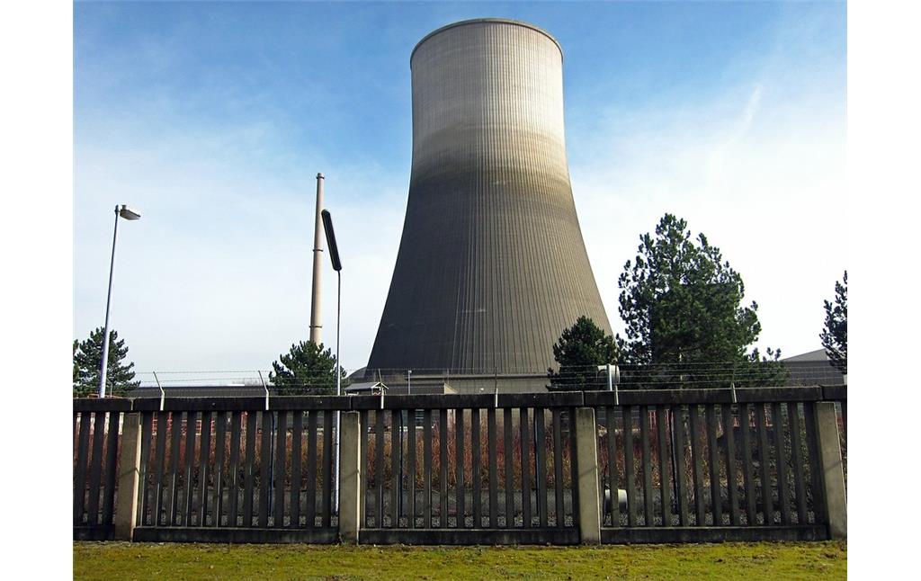 Der 162 Meter hohe Kühlturm des 1986-1988 betriebenen Kernkraftwerks Mülheim-Kärlich im Neuwieder Becken am Rhein, Ansicht aus westlicher Richtung (2015)