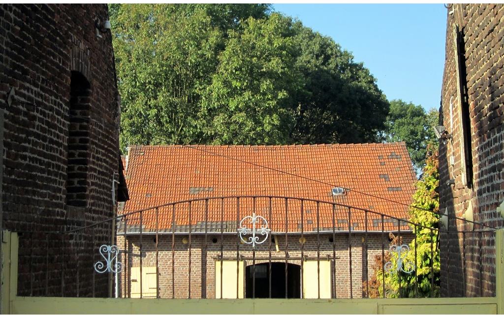 Blick in den Innenhof des Sittarderhofs bei Rommerskirchen, ein früherer Pachthof der Zisterzienserabtei Altenberg (2014).