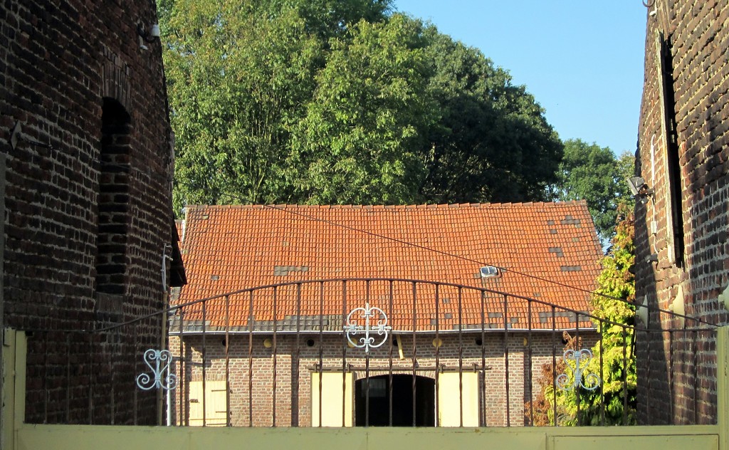 Blick in den Innenhof des Sittarderhofs bei Rommerskirchen, ein früherer Pachthof der Zisterzienserabtei Altenberg (2014).