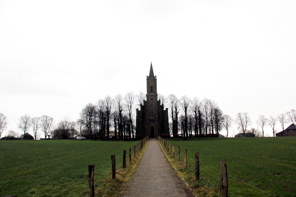 Die exponiert gelegene Kirche von Louisendorf bei Bedburg-Hau (2015)