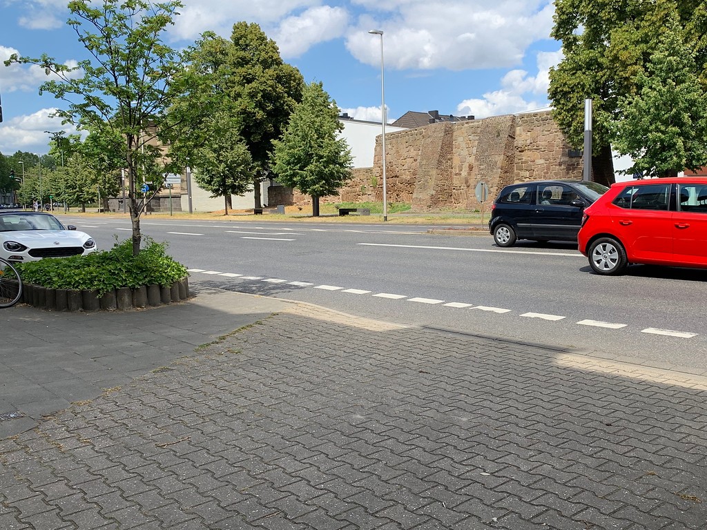 Blick von der August-Klotz-Straße aus auf den erhaltenen Rest der Dürener Stadtmauer in der Wallstraße (2019).