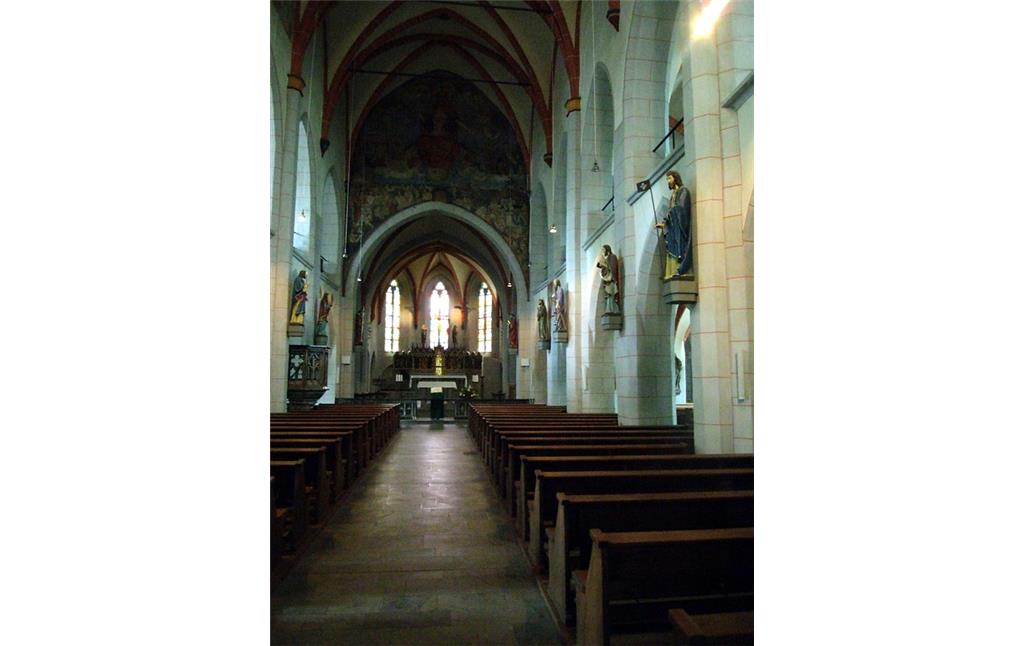 Chorraum mit Heiligenfiguren der katholischen Pfarrkirche "St. Peter in Ketten" in Montabaur (2014)