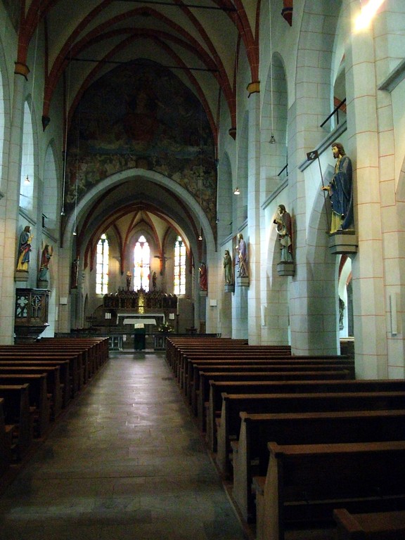 Chorraum mit Heiligenfiguren der katholischen Pfarrkirche "St. Peter in Ketten" in Montabaur (2014)