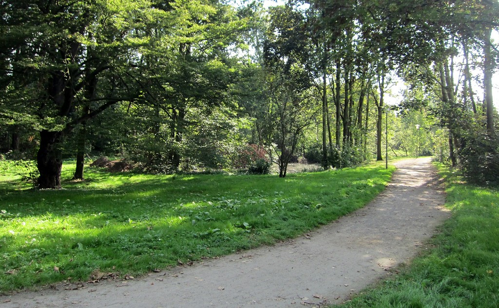 Der Norfbach (links) und ein Fußgängerweg im Müggenburgpark von Neuss-Norf (2014)