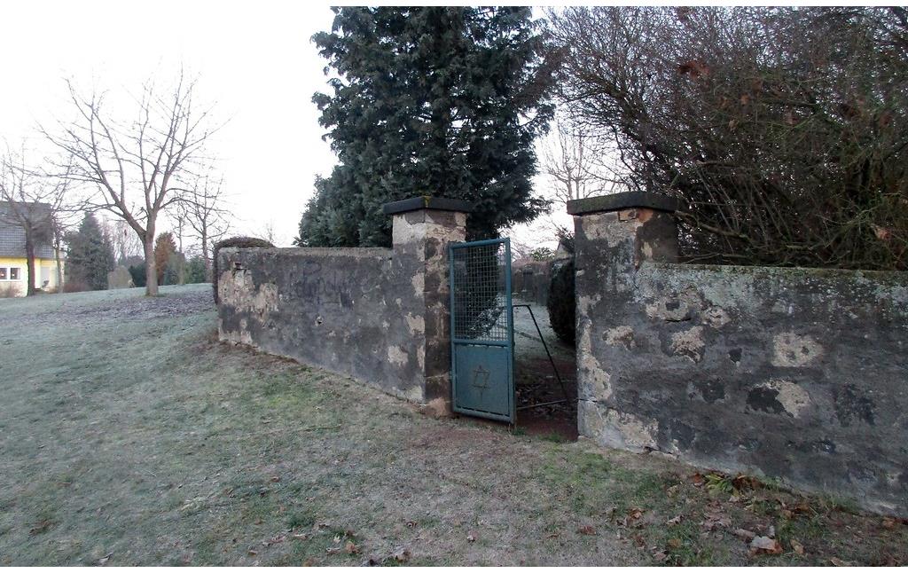 Blick von Außen auf den jüdischen Friedhof in Niedermendig, Ansicht von Süden (2018)