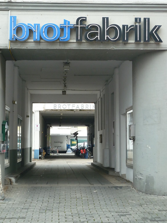 Außenansicht der Zufahrt zum Kulturzentrum "Brotfabrik Traumpalast e.V." in der Kreuzstraße in Bonn-Beuel (2012)