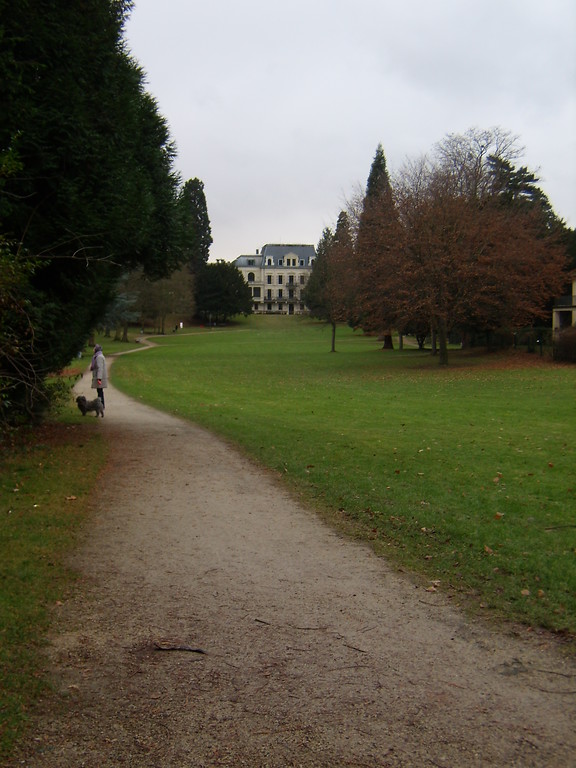 Blick aufwärts zur Villa Drachenstein im Drachensteinpark