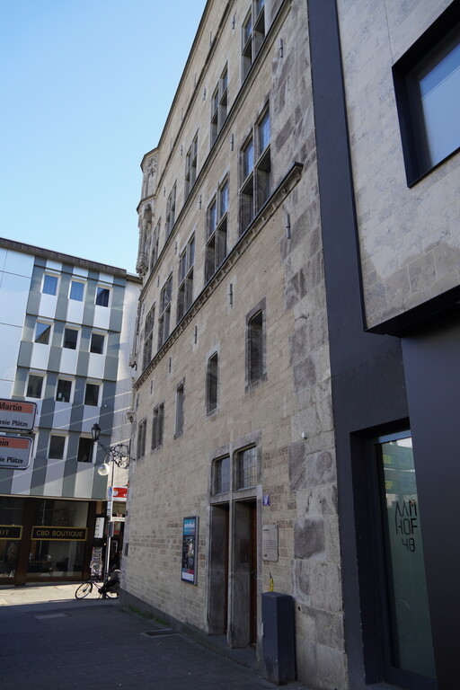 Fassade des Haus Saaleck in Köln mit artothek (2023)