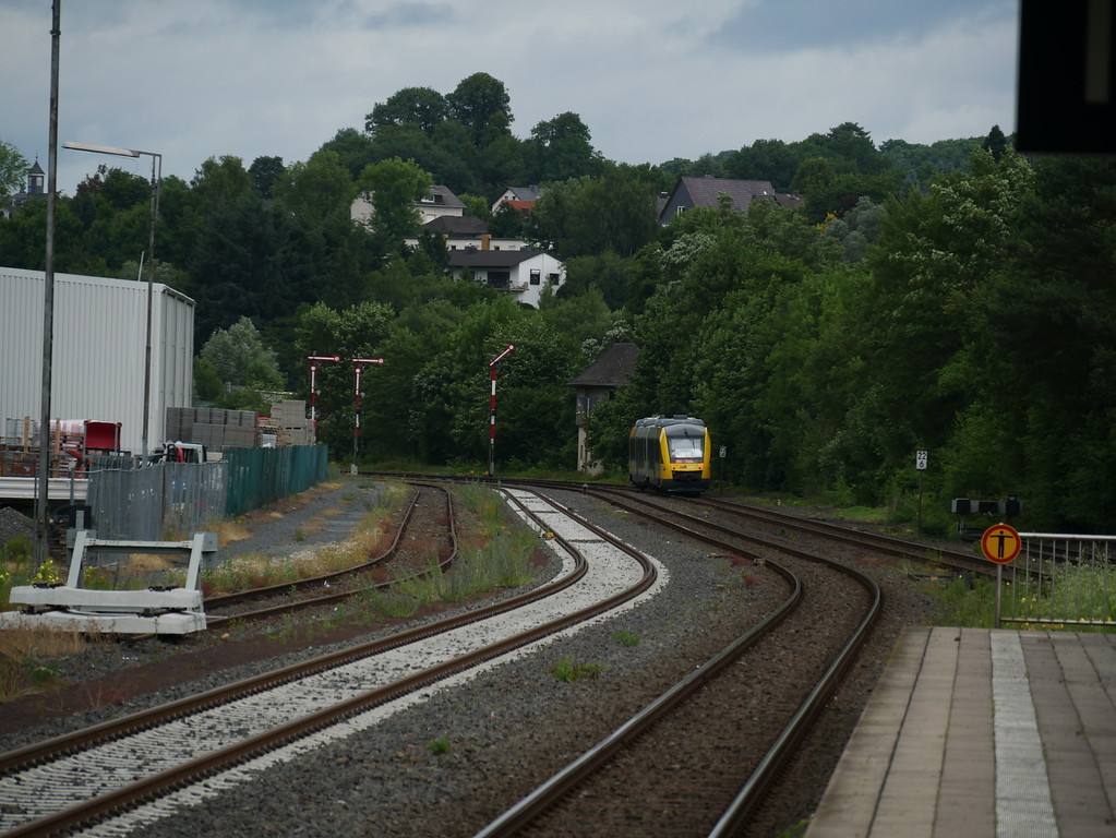 Blick über die Gleise zum Stellwerksgebäude Wo des Bahnhofs Weilburg (2017)