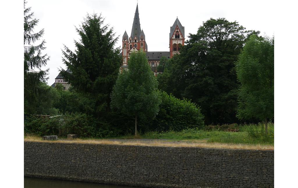 Limburger Dom von der Schleuse Limburg aus fotografiert. Im unteren Bildbereich ist der Schleusenkanal zu erkennen (2017)