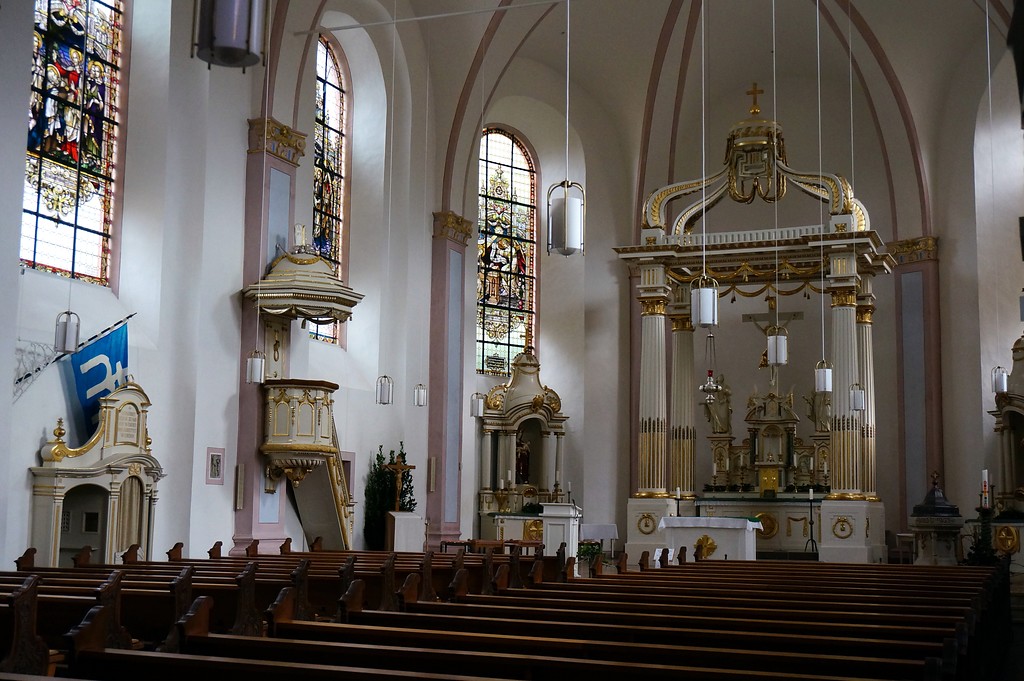 Innenraum der Katholischen Pfarrkirche St. Peter in Zell (2015)