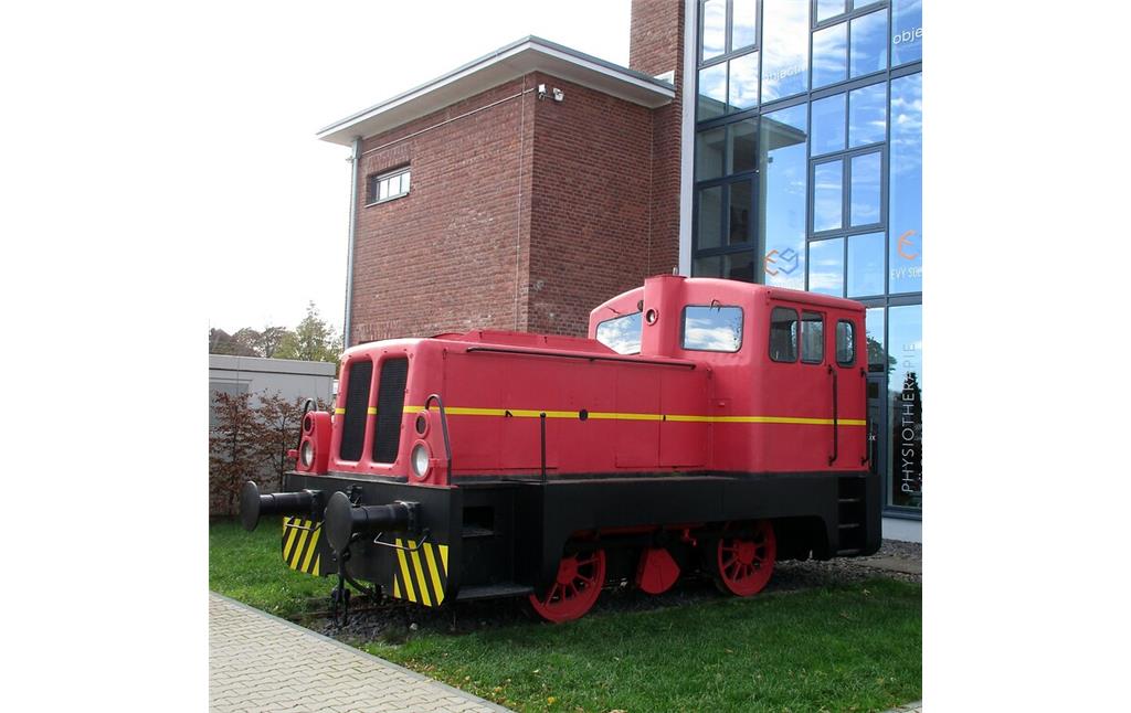 Historische Rangierlokomotive vor dem heute als Trainings- und Simulationszentrum der Bahn genutzten früheren Kesselhaus im Gewerbe- und Industriegebiet "Leskan Park" an der Waltherstraße in Köln-Dellbrück (2022).