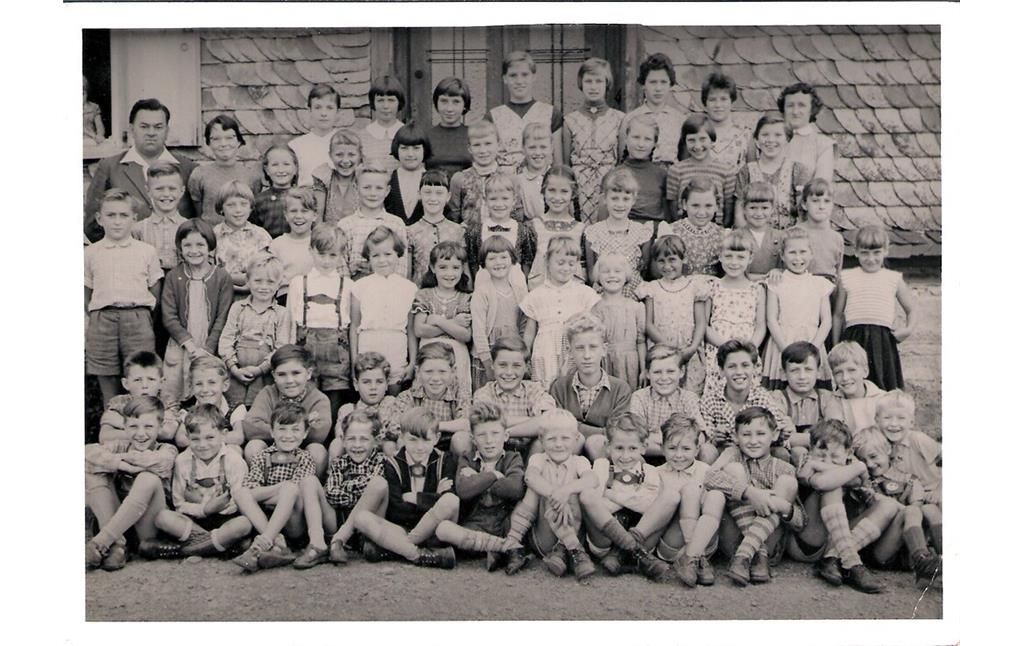 Klassenbild der Schülerinnen und Schüler des Jahrgangs 1959 in Helferskirchen (1959)