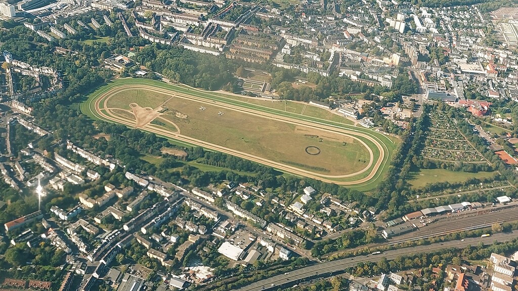Luftbildaufnahme von Köln-Weidenpesch in westliche Richtung (2021), zentral im Bild die Pferderennbahn Weidenpescher Park, rechts die Kleingartenanlage nördlich der Scheibenstraße.