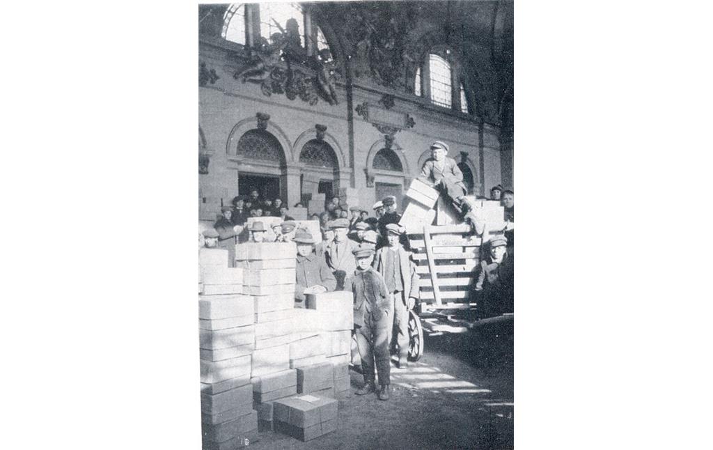 Arbeiter in der Gepäckhalle in der Alten Post in Pirmasens (um 1910)