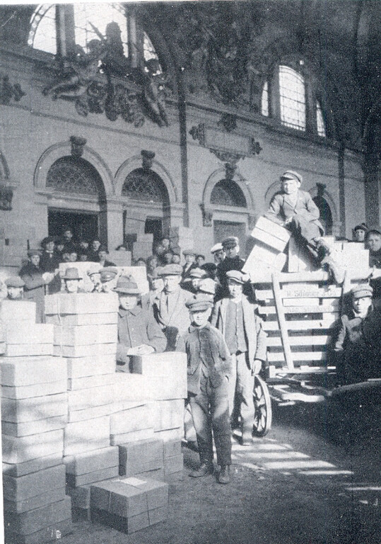 Arbeiter in der Gepäckhalle in der Alten Post in Pirmasens (um 1910)