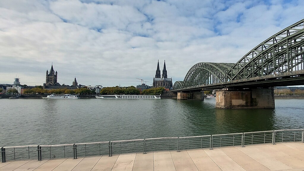 Rheinpanorama in Köln: Blick vom Deutzer Ufer auf die Altstadt mit der Abtei Groß St. Martin, dem Dom und der Hohenzollernbrücke (2022).