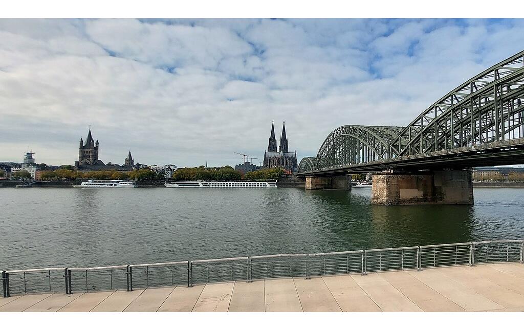 Rheinpanorama in Köln: Blick vom Deutzer Ufer auf die Altstadt mit der Abtei Groß St. Martin, dem Dom und der Hohenzollernbrücke (2022).