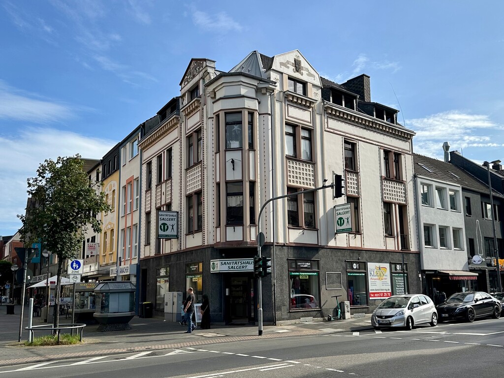 Das große Haus Bahnhofstraße Nr. 6a an der Ecke Bahnhofstraße/Hauptsraße in Porz-Mitte stammt aus dem Jahr 1907. Einst wurde es von der Hauptstraße aus als Nr. 88 gezählt (2023).