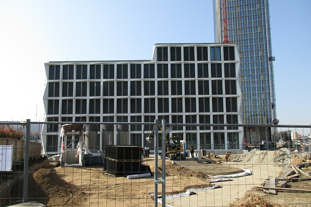Blick auf die Baustelle des neuen "Bonn-Centers", welches das hier im März 2017 gesprengte Hochhaus ersetzen soll (März 2022).