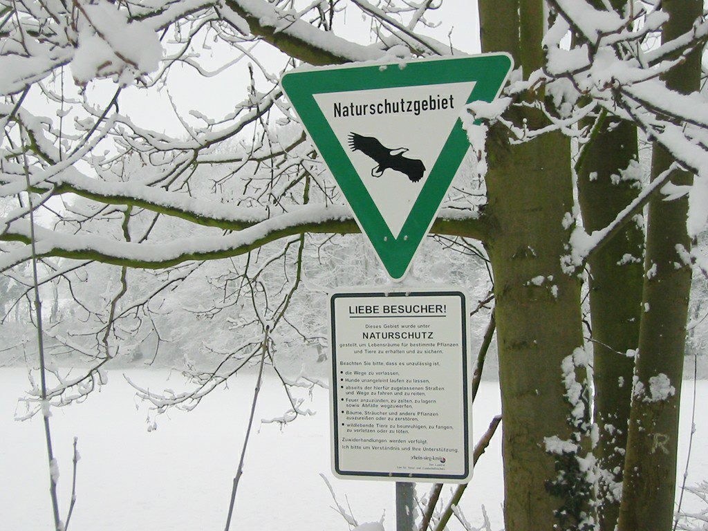 Hinweisschilder zum Naturschutzgebiet an der Abtei Heisterbach