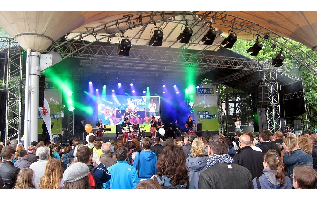 Die Kölner Mundart-Rockband "Brings" auf der Bühne des Tanzbrunnens im Rheinpark Deutz (LVR-Tag der Begegung 2015).