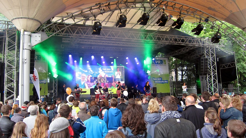 Die Kölner Mundart-Rockband "Brings" auf der Bühne des Tanzbrunnens im Rheinpark Deutz (LVR-Tag der Begegung 2015).