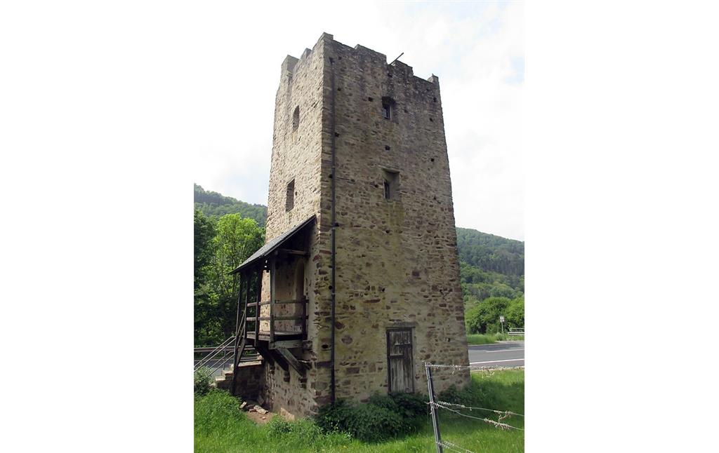 Der erhaltene Wohnturm der untergegangenen früheren Kleinsiedlung Lehmer Hof / Hofgut Lehmen bei Ediger-Eller (2019)