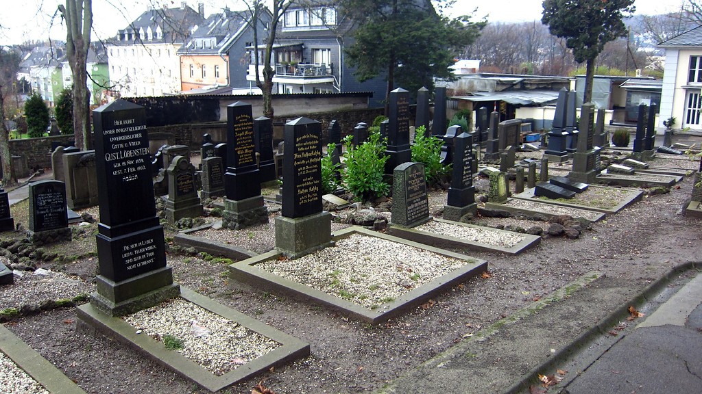 Gräberreihen auf dem jüdischen Friedhof am Weinberg in Wuppertal-Elberfeld (2014).