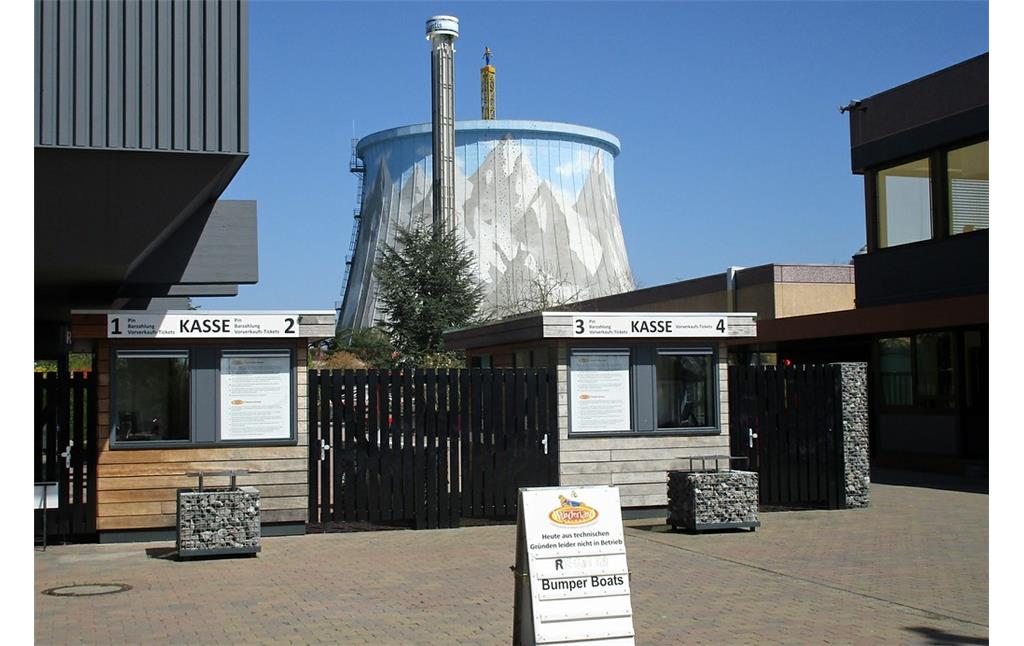 Eingangsbereich zum Freizeitzentrum "Wunderland Kalkar", dem früheren Atomkraftwerk Kalkar (2016).
