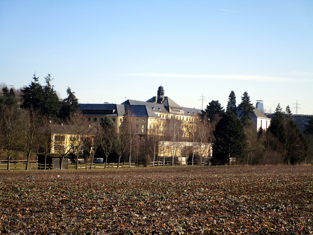 Jugendhilfezentrum Bernardshof bei Mayen, von der Straße Richtung Alzheim aus gesehen (2015)