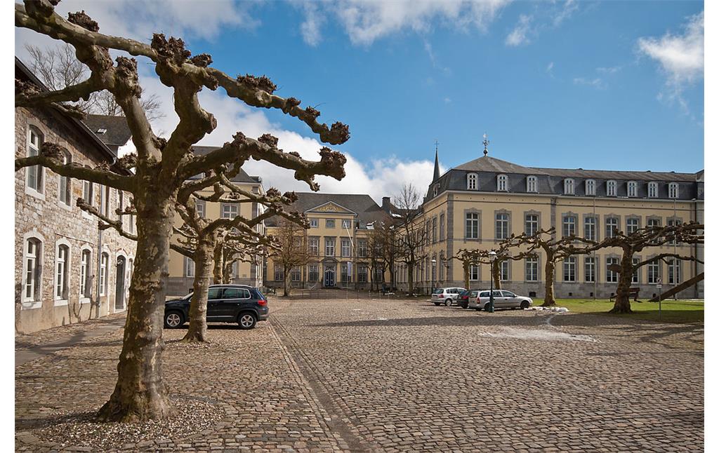 Blick über den Hof der 1802 aufgehobenen Benediktiner-Reichsabtei in Aachen-Kornelimünster (2013).