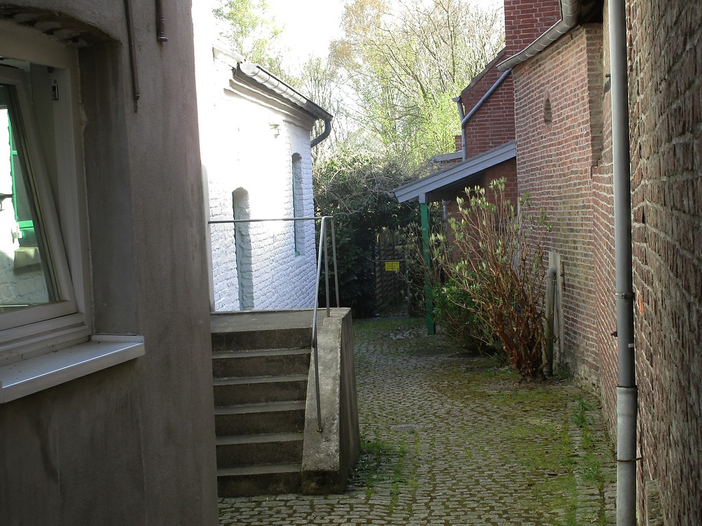 Ehemalige Synagoge mit jüdischer Mikwe (Ritualbad) und Schulhaus, heute Gedenkstätte in der  Kapellener Straße in Issum (2016).