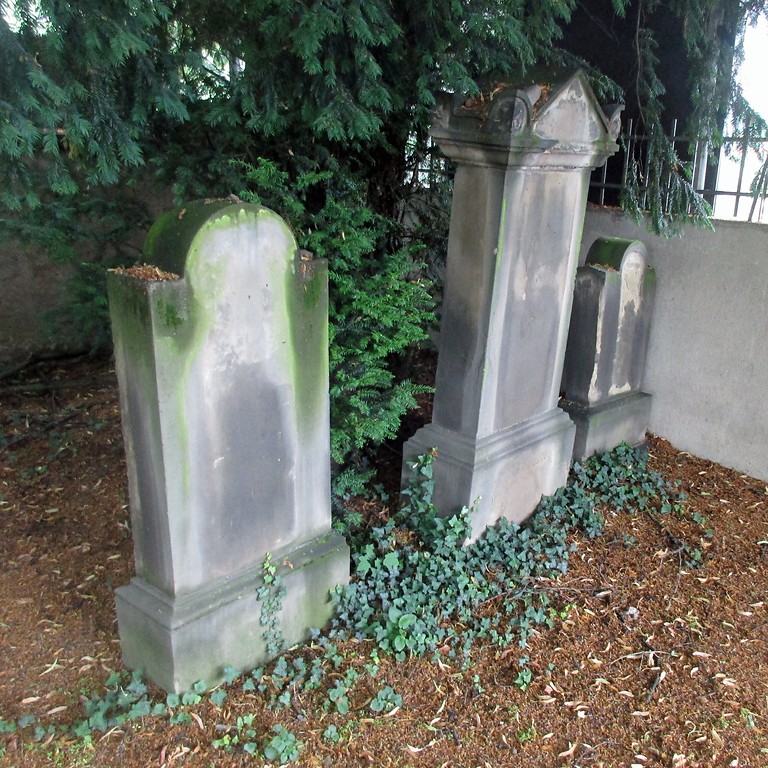 Grabsteine auf dem jüdischen Friedhof Königswinter in der Clemens-August-Straße (2018).