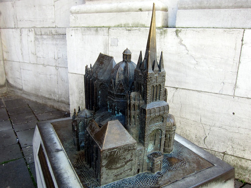 Bronzenes Architekturmodell des Aachener Doms auf dem Domhof in Aachen (2015).