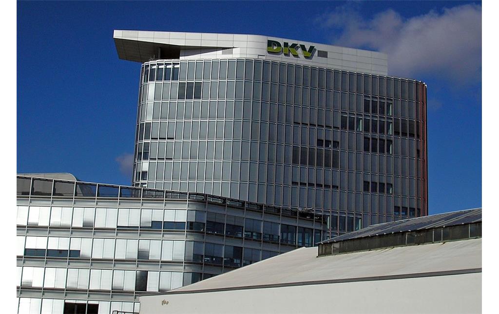 Das 2005 eröffnete Verwaltungs-Hochhaus der Deutsche Krankenversicherung AG in Köln-Braunsfeld (2010)