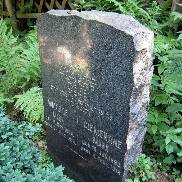 Grabstein von Mathilde und Clementine Marx aus dem Jahr 1919 auf dem jüdischen Friedhof auf der Waldlichtung Jünkern in Klotten (2015).