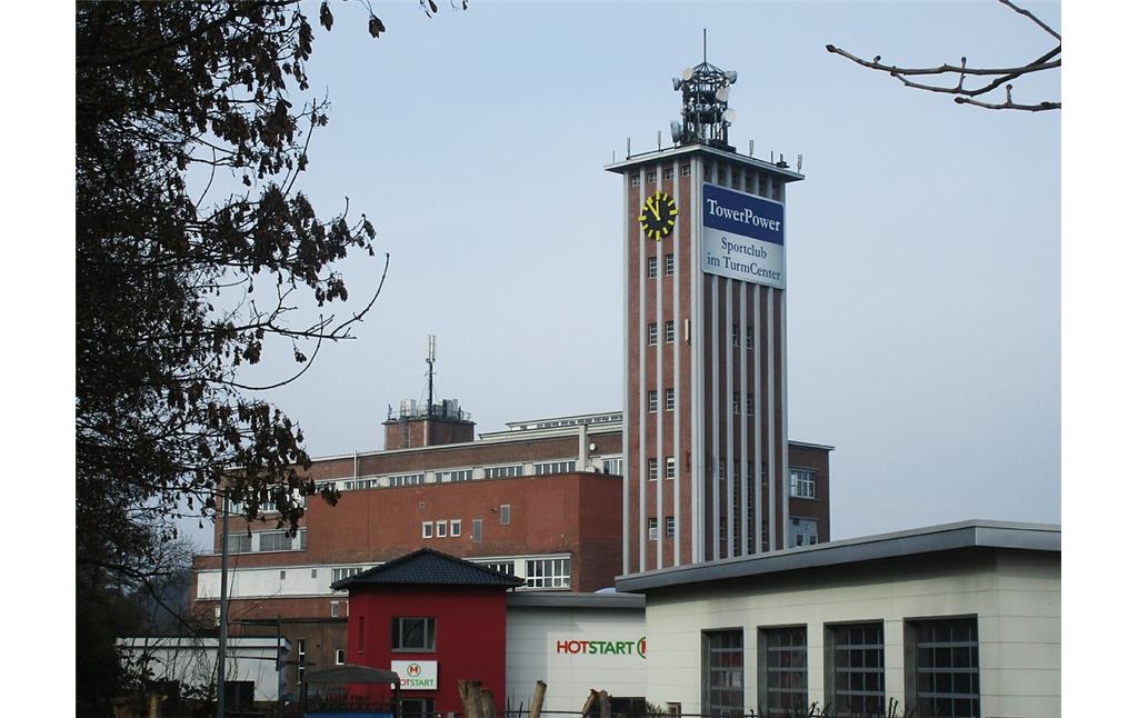 Der Turm der früheren Phrix-Werke in Siegburg, Ansicht von der Wahnbachtalstraße aus (2017).