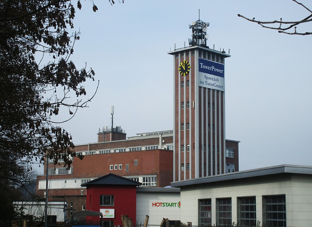 Der Turm der früheren Phrix-Werke in Siegburg, Ansicht von der Wahnbachtalstraße aus (2017).