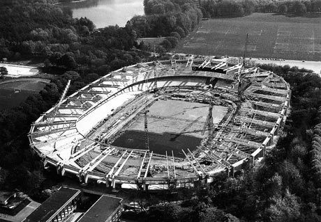 Historische Luftbildaufnahme des Müngersdorfer Stadions während der Umbauphase (1975).