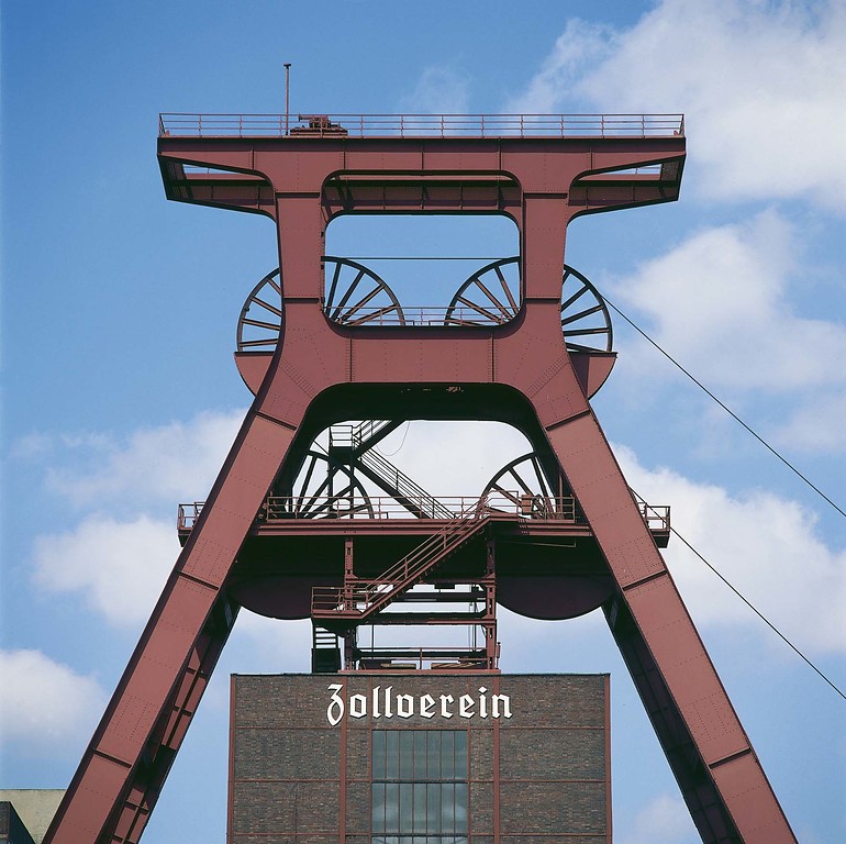 Fördergerüst der Zeche Zollverein 12 mit Fördergerüstkopf und den beiden Seilscheibenbühnen im Detail (2008).
