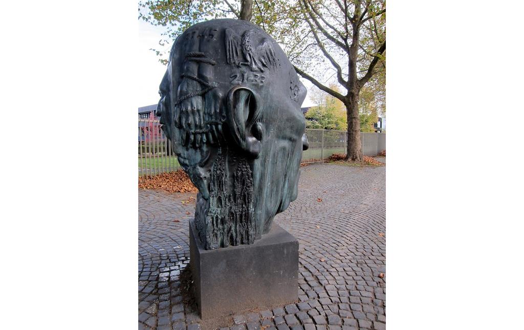 Die Seitenansicht des Adenauerkopfs, des Porträtkopfs des ersten Bundeskanzlers, Konrad Adenauer, geschaffen 1981/82 von Hubertus von Pilgrim, am Bundeskanzlerplatz vor dem ehemaligen Bundeskanzleramt in Bonn (2014)